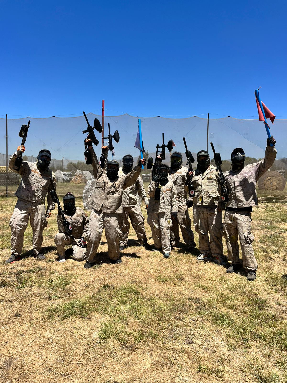 Jugadores de paintball celebrando